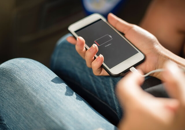 モバイルバッテリー、スマホ